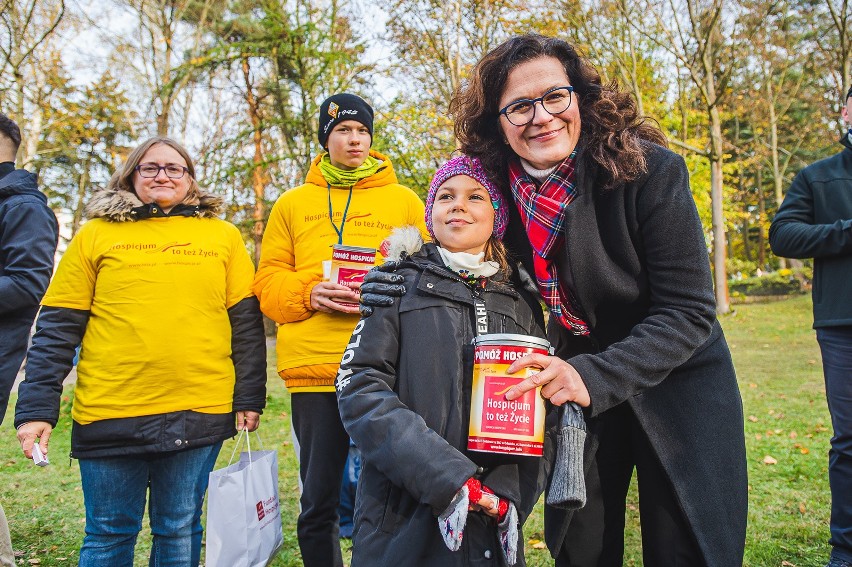 Samorządowcy, sportowcy i inni wolontariusze kwestowali na trójmiejskich cmentarzach na hospicja [zdjęcia]