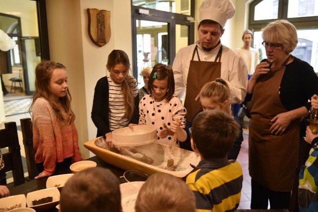 Już od dziś można wybrać się do Muzeum Toruńskiego Piernika na warsztaty tworzenia ozdób choinkowych z piernikowego ciasta