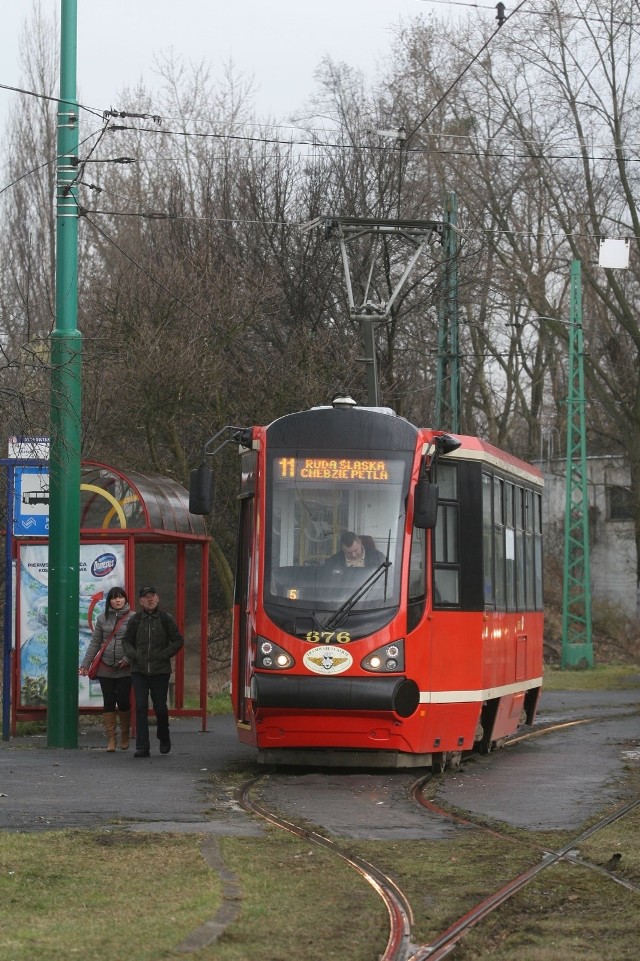 Tramwaj linii nr 11 na pętli w Chebziu