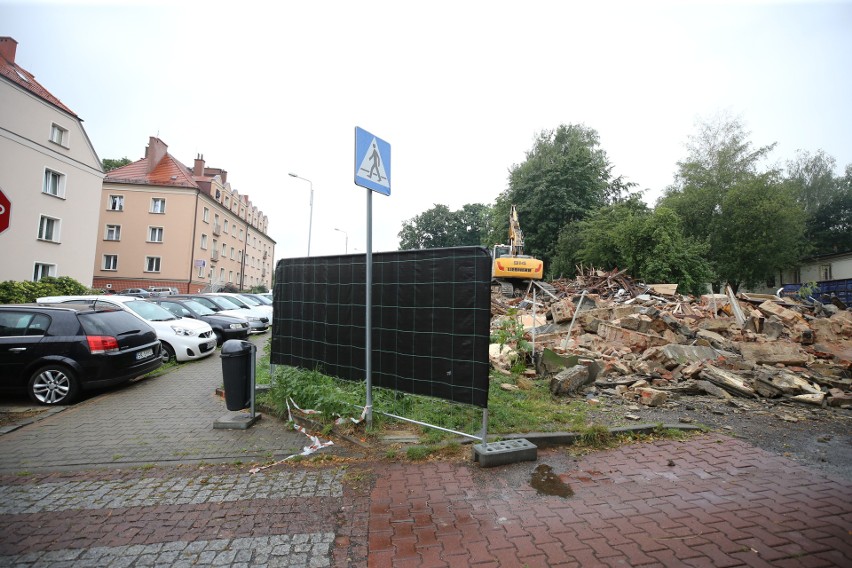 Trwa wyburzanie budynków przy ulicy Barbary w Katowicach....