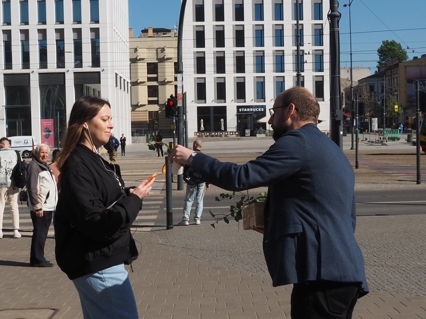 Janusz Wdzięczak, prezes Polskiej Partii Piratów, rozdawał...