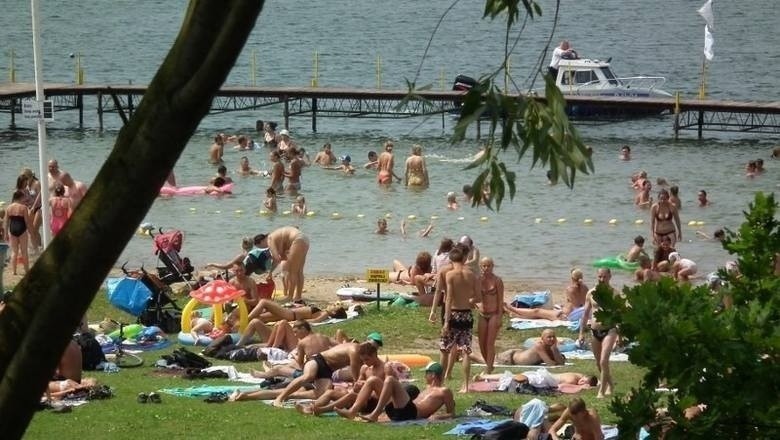 W upalne weekendy nad poznańskimi jeziorami zbierają się...
