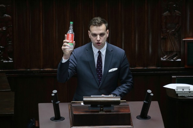 Poseł Jakub Kulesza podczas debaty w Sejmie nad podniesieniem akcyzy na alkohol i papierosy