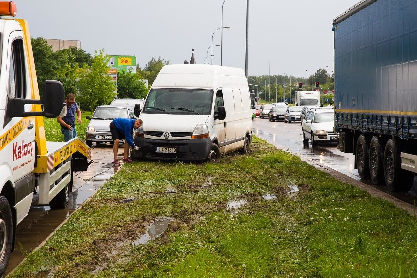 Żeby wyciągnąć swoje auta z wody, mieszkańcy musieli sobie...