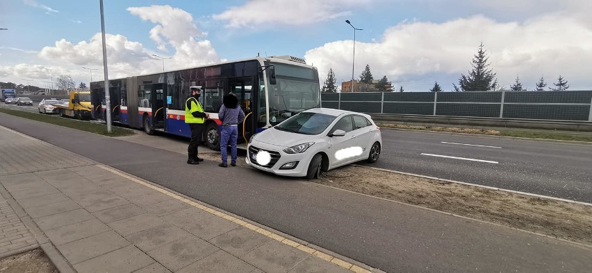 Wypadek autobusu z samochodem osobowym na ul. Grunwaldzkiej w Bydgoszczy [zdjęcia]