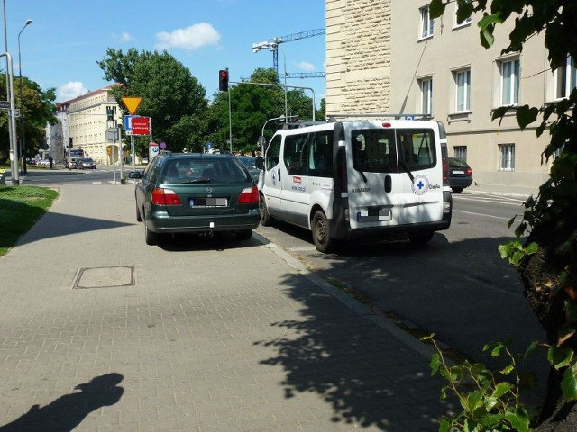 Kierowcy parkują w niedozwolonych miejscach licząc, że uda się uniknąć mandatu. źródło: Głos Wielkopolski