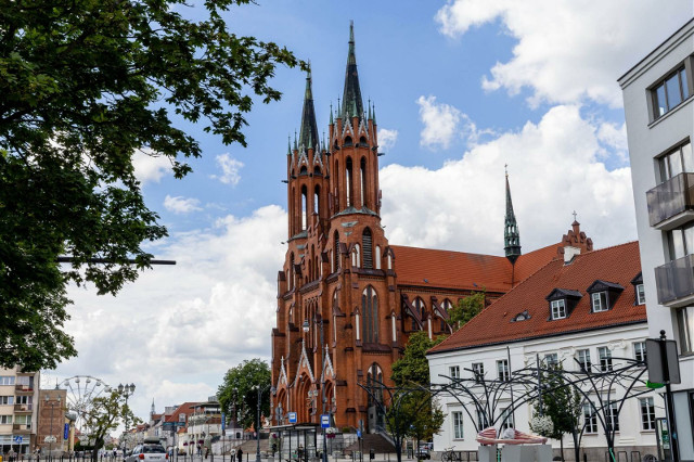 Skandal w białostockiej katedrze. Pluł na krzyż, rzucał mszałem i rozkładał ulotki z bluźnierczymi hasłami. 41-latek oskarżony