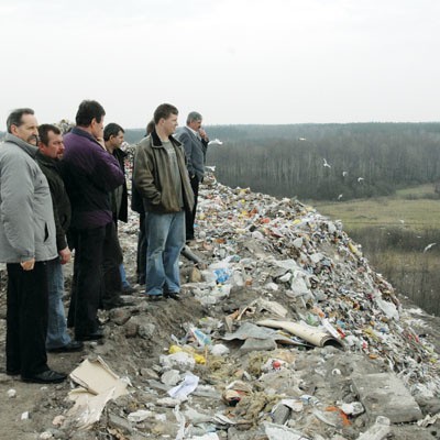 W piątek mieszkańcy gminy Juchnowiec na własne oczy mogli się przekonać, że na wysypisku nie ma już miejsca na śmieci