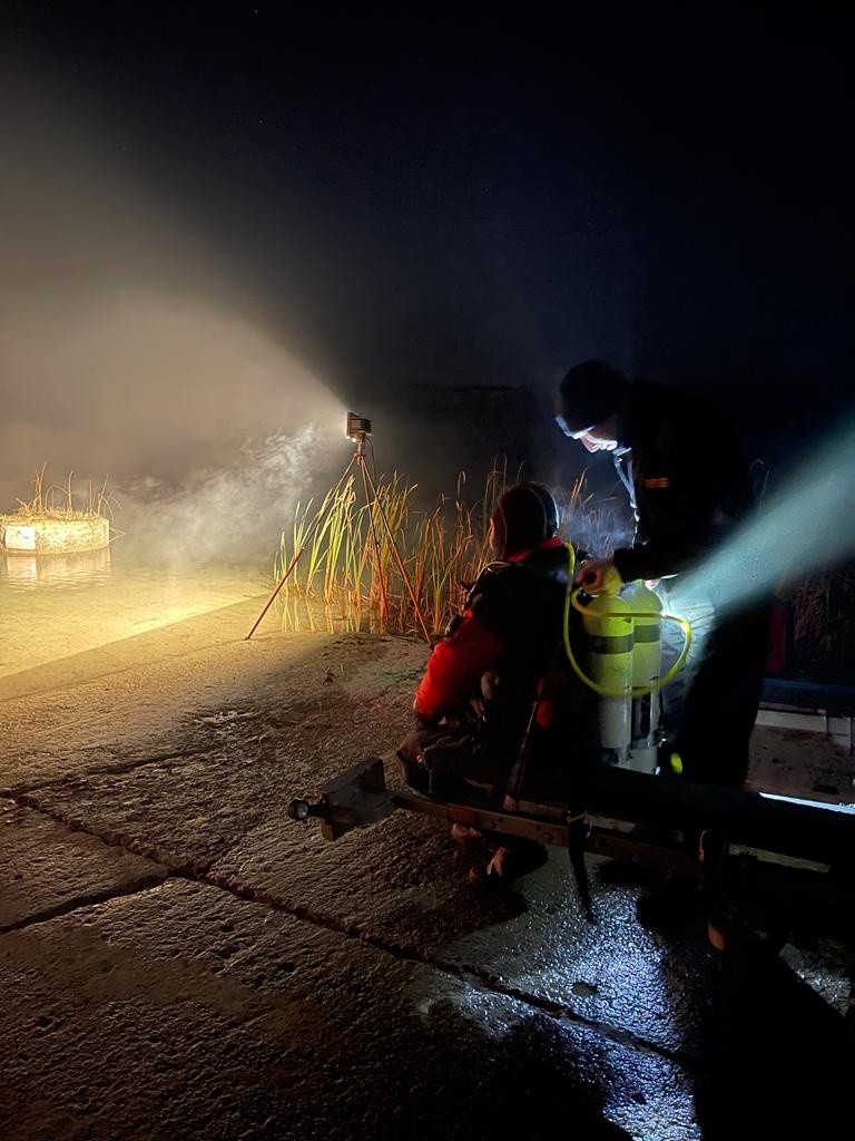 Nurkowie ze straży pożarnej w Radomiu ćwiczyli w zalanej kopalni w Wierzbicy. Zobacz zdjęcia z nocnych manewrów