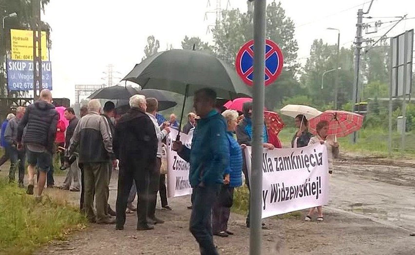 Zdeterminowani mieszkańcy protestowali mimo deszczu.