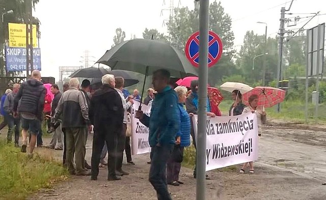 Zdeterminowani mieszkańcy protestowali mimo deszczu.