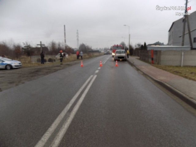 Dwie osoby trafiły do szpitala po zderzeniu dwóch samochodów Myszkowie
