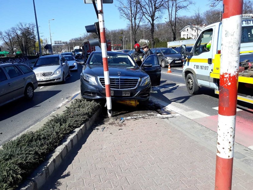 Stłuczka na Legnickiej. Luksusowy mercedes nie trafił w ulicę