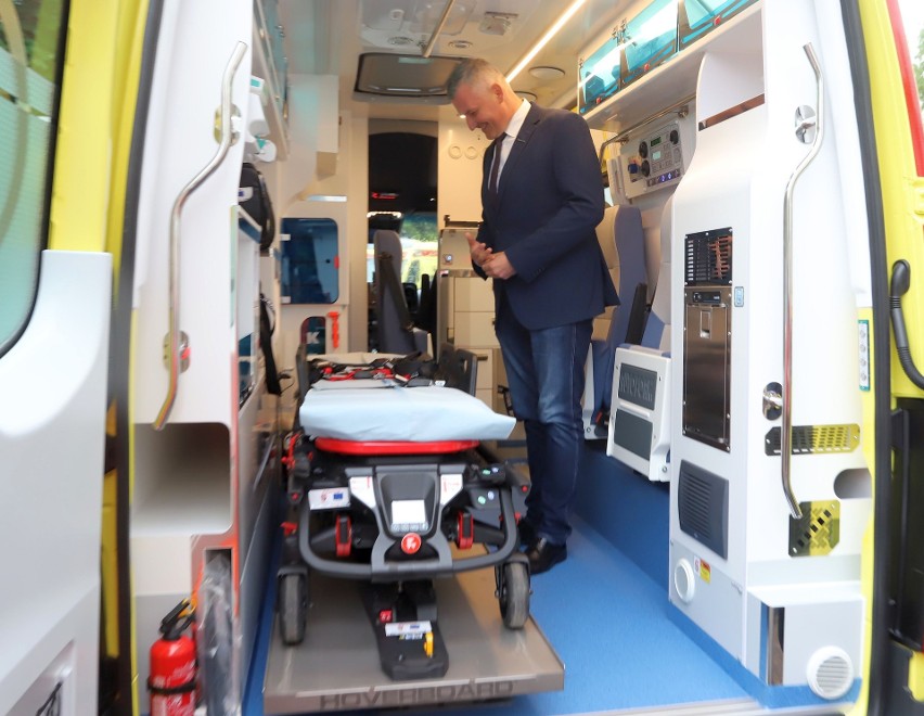 Nowa karetka specjalistyczna dla pogotowia w Radomiu. Ambulans jest przystosowany do przewozu otyłych pacjentów. Zobacz, jak wygląda