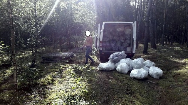 Sprawca zaśmiecania lasu w Nadleśnictwie Łagów złapany na gorącym uczynku. Więcej na kolejnych zdjęciach