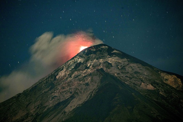 Chmura popiołu z wulkanu Fuego poszybowała na wysokość ponad sześciu kilometrów.