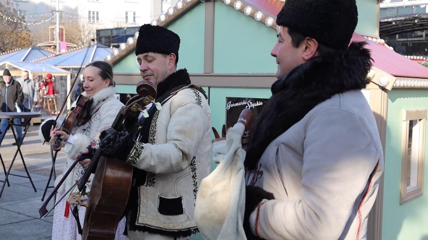Beskidzka tradycja dotarła do Katowic. Górale ze Szczyrku kolędowali podczas Jarmarku Bożonarodzeniowego