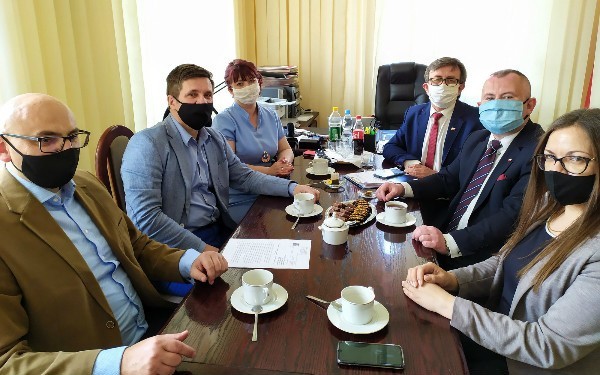 Senator Jacek Włosowicz odwiedził powiat włoszczowski. Przywiózł i rozdawał środki ochrony (ZDJĘCIA)