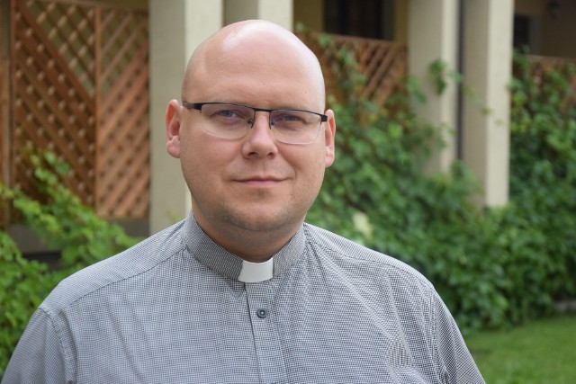 Ks. Krzysztof Kolanowski, na co dzień wikariusz w parafii św. Maksymiliana Kolbe, jest kierownikiem Gorzowskiej pielgrzymki na Jasną Górę od 2020 roku.