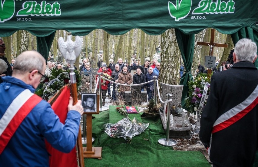 Henrykowi Życie w ostatniej drodze towarzyszyli rodzina oraz...