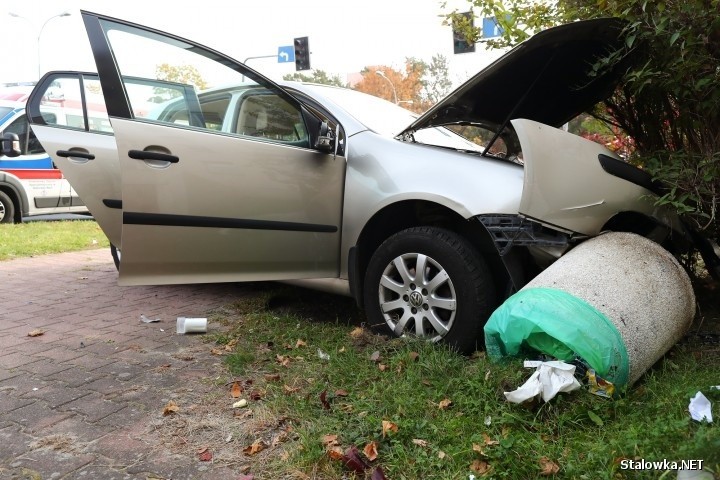 W Stalowej Woli kobieta „skosiła” volkswagenem golfem znak drogowy i sygnalizator świetlny (zdjęcia)