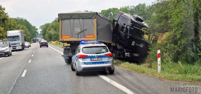 Ciężarówka wypadła z drogi na DK 46 koło Dąbrowy, 01.07.2022 r.