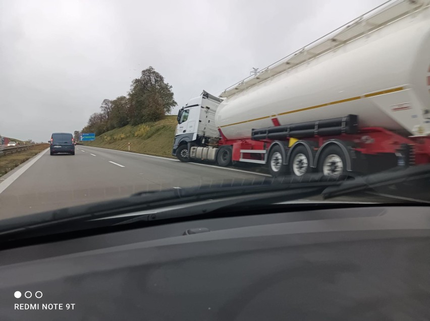 Pobocze autostrady A4 zapadło się pod ciężarówką