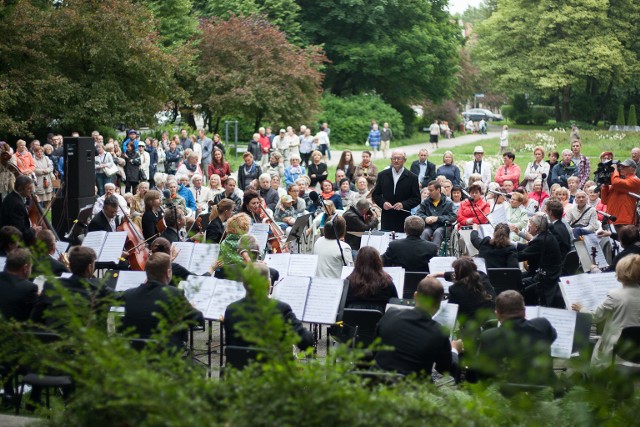 W niedzielę o godz. 12 odbył się koncert w ramach Garden Party u Karola. W parku Waldorffa przeboje muzyki klasycznej zagrała Orkiestra Polskiej Filharmonii Sinfonia Baltica pod batutą Bohdana Jarmołowicza.