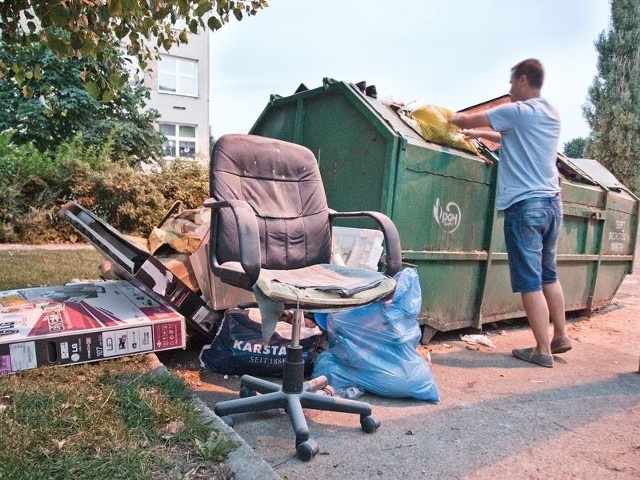 Pojemnik na ul. Koszalińskiej 2, czyli nie wciśniesz ni szpilki, a śmieci się walają i śmierdzi. 