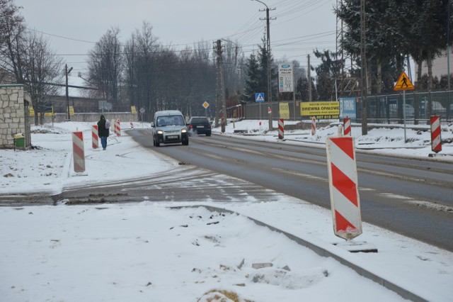 Przy ulicy Nowowiejskiej w Pińczowie drogowcy nie zdążyli wybudować nowego chodnika przed zimą. Piesi zmuszeni są więc teraz do chodzenia poboczem jezdni.