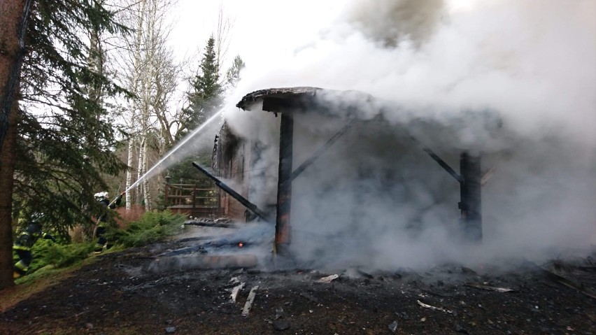 Pożar w Leszczawie Górnej. 6 zastępów strażaków gasiło pożar drewnianego domu mieszkalnego [ZDJĘCIA]