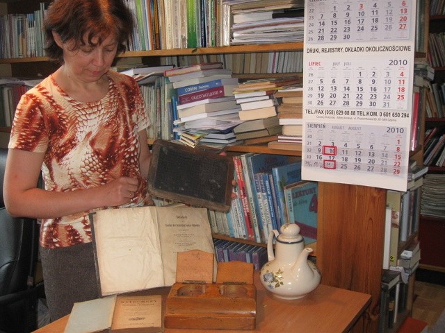 Elżbieta Jendrzejewska z częścią zebranych eksponatów
