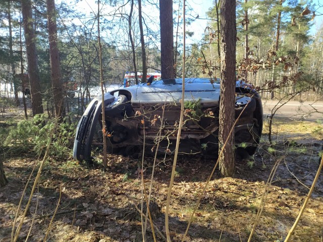 Wypadek na trasie Juszkowy Gród - Bondary. Renault wbiło się między drzewa