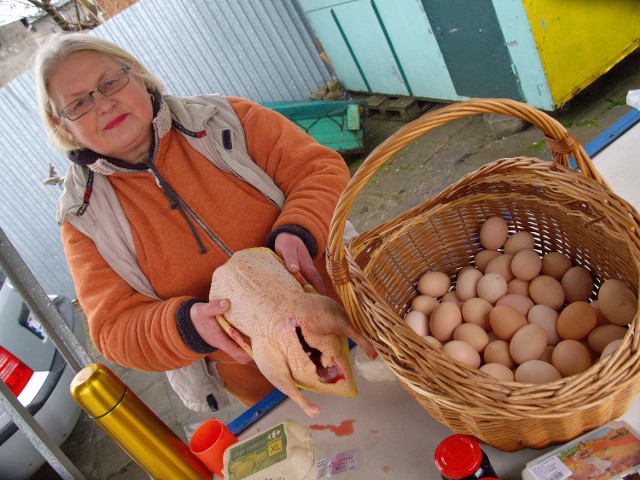 Zofia Michalska z Parnowa sprzedawała na targu jaja i francuskie kaczki.