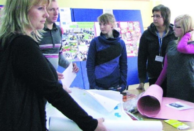 Uczniowie i nauczyciele Zespołu Szkół nr 3 przygotowują specjalną ekspozycję poświęconą Witoldowi Urbanowiczowi.