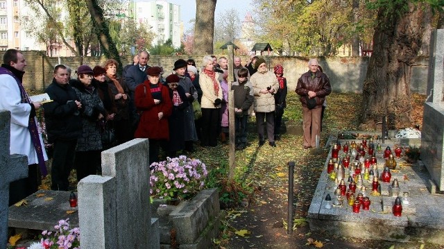 Dziś przed 13.00 ponad 20 osób modliło przed mogiłą powstańców wielkopolskich na zamkniętym 41 lat temu cmentarzu katolickim przy ul. Konstytucji 3 Maja. Przed dwoma laty władze chciały zlikwidować nekropolię.