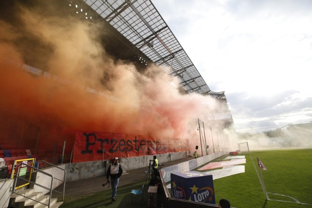 8432 widzów obejrzało z trybun przy Roosevelta mecz Górnika Zabrze z Lechią Gdańsk (1:3). W trakcie pierwszej połowy kibice zaprezentowali oprawę. Przedstawili na niej ultrasa-przestępcę, na którego spogląda oko kamery, by ponieść go do odpowiedzialności karnej z art. 59 za wniesienie środków pirotechnicznych na imprezę masową:Art. 59. bezp. impr. mas.Odpowiedzialność karna za wnoszenie lub posiadanie na imprezie broni1. Kto wnosi lub posiada na imprezie masowej broń, w rozumieniu ustawy z dnia 21 maja 1999 r. o broni i amunicji (Dz. U. z 2019 r. poz. 284 i 1214), wyroby pirotechniczne, materiały pożarowo niebezpieczne lub inne niebezpieczne przedmioty lub materiały wybuchowe, podlega grzywnie nie mniejszej niż 180 stawek dziennych, karze ograniczenia wolności albo pozbawienia wolności od 3 miesięcy do lat 5.2. Sąd może orzec przepadek przedmiotów, o których mowa w ust. 1, chociażby nie stanowiły własności sprawcy.