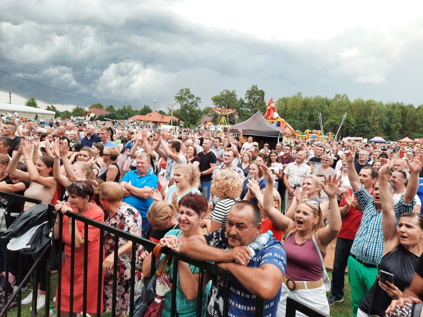 Licznie zgromadzoną publiczność rozgrzewał zespół...