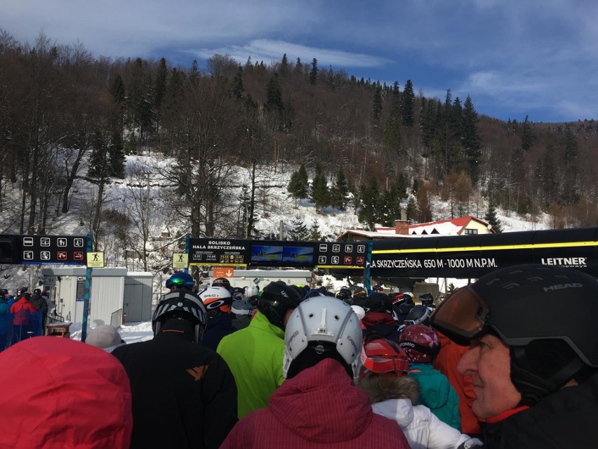 Tłumy narciarzy w Beskidach, kierowcy muszą postać w korkach