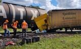 Groźny wypadek na przejeździe kolejowym w Osówie. Ciężarówka wjechała pod pociąg. Kierowcę zabrano do szpitala śmigłowcem
