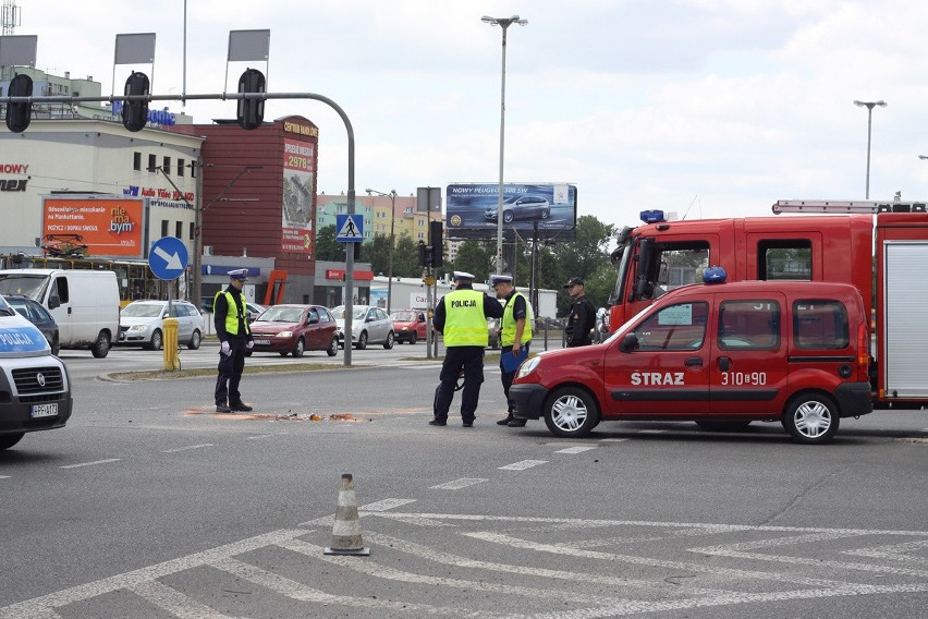 Wypadek wozu strażackiego na Aleksandrowskiej. Dwie osoby ranne [ZDJĘCIA]