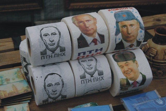 Znana z USA forma ośmieszania wroga. Papier toaletowy z wizerunkiem Władymira Putina to popularna pamiątka.
