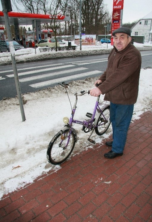 - Jak mam przeprowadzić rower na drugą stronę ulicy, skoro przed przejściem z obu stron zalegają hałdy śniegu - pyta Kazimierz Skrzypczak z Międzyrzecza.