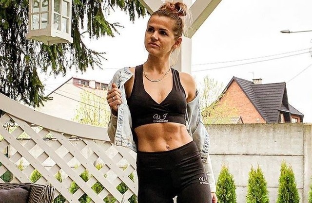 Wioleta Jończyk z Daleszyc, znana instruktorka fitness i biegaczka, postanowiła stworzyć swoją linię sportowych ubrań. Można je kupić na razie internetowo poprzez stronę www.fitness-wiola.pl oraz na fb vjworkout i insta vj_workout-Pomysł na stworzenie linii sportowych ubrań to moje marzenie od dłuższego czasu. Uwielbiam sport i jestem aktywna od dziecka. Zawsze idąc na zakupy najbardziej przyciągały moją uwagę ubrania sportowe i tak mi zostało do dziś - mówi Wioleta Jończyk, ceniona instruktorka fitness, biegaczka, propagatorka aktywnego trybu życia i zdrowego odżywiania.- W naszym województwie brakuje tego typu strojów. W głowie rodziły się pomysły, a na kartce rysunki projektów. Zaczęłam od loga, które w pełni miało pasować do mnie. Moje inicjały i słowo trening w złoto-różowym kolorze było strzałem w dziesiątkę. Następnie wykonałam parę telefonów i szybko wszystko ruszyło. Moja kolekcja w głównej mierze musi być z materiałów dobrej jakości. Krój ma za zadanie podkreślać figurę oraz subtelnie kamuflować niechciane fałdki. Stawiam na kobiecość i prostotę. Podążam za trendami, a moją inspiracją jest sport i wygoda w modnym stylu. Każdy z wzorów musi się czymś wyróżniać i być spójny ze mną. Pomysłów mi nie brakuje. Lubię zaskoczyć, ale też jako sportowiec, wiem co jest ważne wówczas, gdy trenujemy. Sport to świeżość, młodość i chęć do walki i takie też są moje ubrania - podkreśla Wiola Jończyk z Daleszyc.Mamy nowe zdjęcia kolekcji ubrań Wioli Jończyk, szczegóły na kolejnych slajdach.(dor)