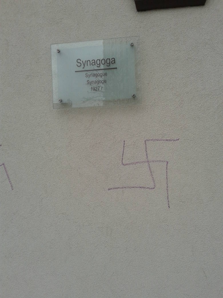 Swastyki na synagodze w Gdańsku. Policja zatrzymała 18-latka [WIDEO, ZDJĘCIA]