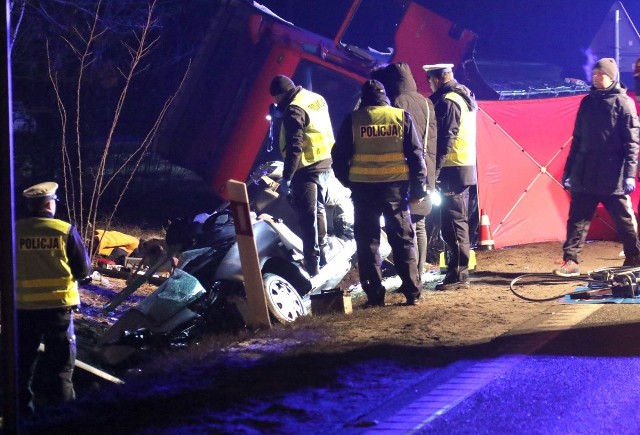 Tragiczny finał weekendu. Trzy kobiety zginęły w wypadkuTrzy osoby straciły życie, a dwie trafiły do szpitala po wypadku, jaki wydarzył się w niedzielę kilkanaście minut przed godziną 18 na krajowej trasie numer 74 w miejscowości Wiosna w powiecie koneckim. To nieopodal popularnej Sielpi.WIĘCEJ ZDJĘĆ NA KOLEJNYCH SAJDACH- Krajową trasą w kierunku Łodzi jechał ciężarowy MAN z naczepą. Prowadził go mieszkaniec sąsiadującej z naszym powiatem gminy Żarnów. To już na terenie łódzkiego. Pierwsze ustalenia wskazują, że w miejscowości Wiosna osobowy seat wyjechał z drogi wojewódzkiej numer 728 na krajówkę, nie ustępując przy tym pierwszeństwa ciężarówce - przekazywał z miejsca tragedii starszy sierżant Piotr Przygodzki, oficer prasowy Komendy Powiatowej Policji w Końskich.MAN zderzył się z osobówką, a potem zjechał z drogi do rowu po prawej stronie i położył na prawym boku. Seat także wypadł z trasy.Do akcji ruszyło pięć strażackich zastępów. Zawodowych ratowników z Końskich wsparli druhowie z Rudy Malenieckiej, Dziebałtowa i Radoszyc.- Strażacy użyli sprzętu hydraulicznego, by umożliwić dostęp do osób uwięzionych we wraku seata - informował starszy kapitan Mariusz Czapelski, oficer prasowy koneckiej straży pożarnej.Seatem podróżowały cztery kobiety. Trzy z nich zginęły na miejscu. Czwarta, po długiej akcji reanimacyjnej została przetransportowana do szpitala. Pod opiekę lekarzy trafił też kierowca ciężarówki. Policjanci znają już personalia dwóch ofiar: 20- i 41-latki. Obie pochodziły z rejonu Tomaszowa Mazowieckiego.Pas krajowej trasy w kierunku Łodzi jest zablokowany, a ruch odbywał się wahadłowo.Wkrótce kolejne film.