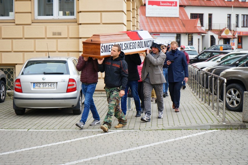 Protest rolników: ciągniki nie zostały wpuszczone do centrum Rzeszowa. Zatrzymała je policja. Rolnicy podarowali wojewodzie trumnę