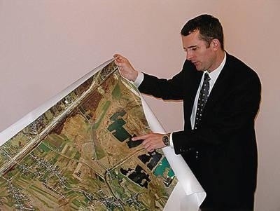 Burmistrz Artur Kozioł prezentuje mapę jednego z obszarów, który miał być przekwalifikowany z rolnego na budowlany Fot. Jolanta Białek