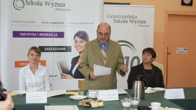 Z lewej Marta Zielińska, kierownik biura ośrodka kształcenia podyplomowego w Chojnicach, rektor prof. Lechosław Gawrecki i słuchaczka Wioletta Melnyk