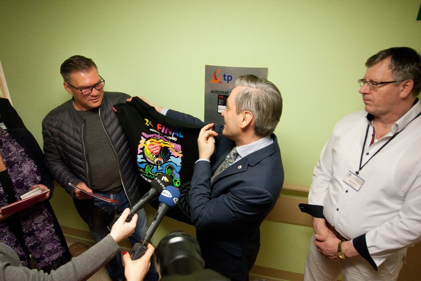 Dariusz "Tiger" Michalczewski wylicytował serduszko WOŚP i odwiedził słupską pediatrię 
